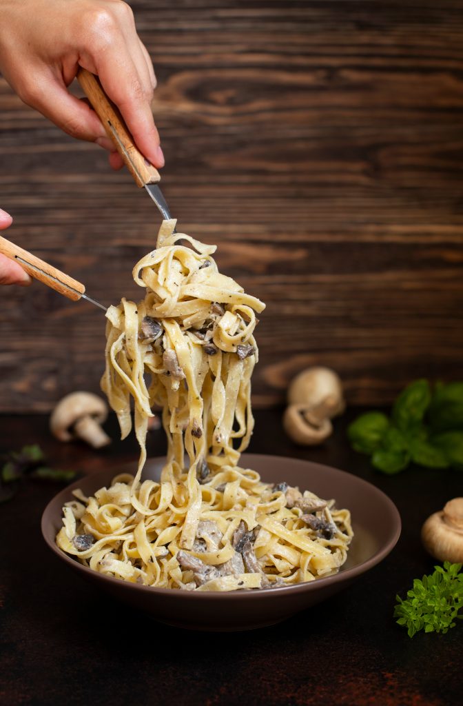 Homemade,Italian,Fettuccine,Pasta,With,Mushrooms,And,Cream,Sauce,(fettuccine